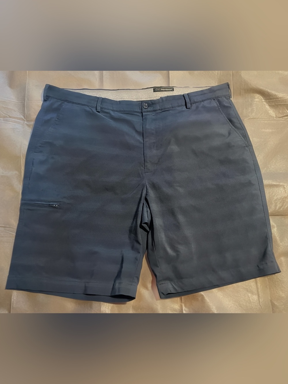 Greg Norman Men's Golf Shorts Size W42/9 inch inseam Flat Front striped vacation